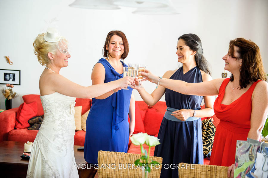Fotograf Bad Tölz Hochzeit, Braut mit Sekt und Freundinnen vor der Hochzeit