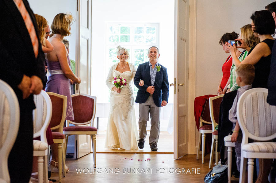 Hochzeit Fotograf Bad Tölz, Einzug der Braut mit Brautvater bei der standesamtlichen Trauung im Kurhaus