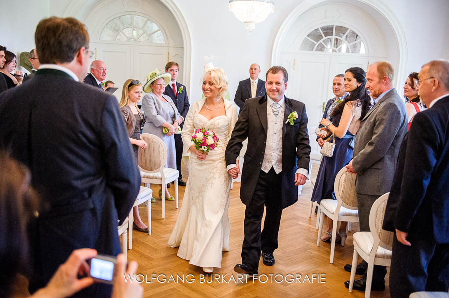 Hochzeit Fotograf Bad Tölz, Auszug des Brautpaars nach der trauung