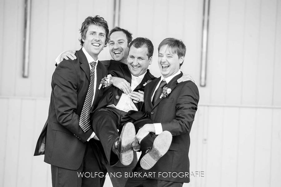 Hochzeits-Foto-Reportage Bad Tölz, Hochzeitsfoto Bräutigam mit best man