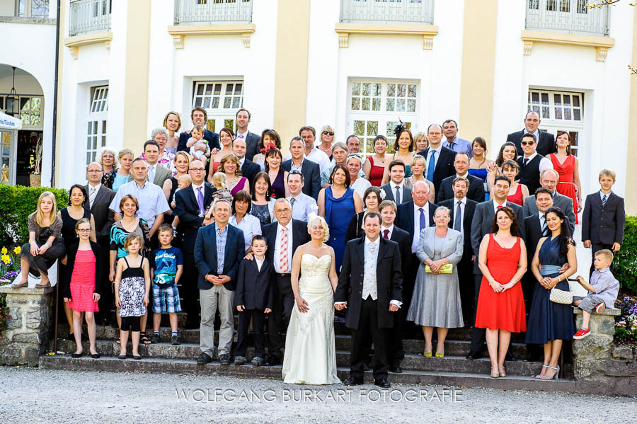 Hochzeits-Fotograf Bad Tölz, Gruppenfoto auf der Treppe vor dem Kurhaus