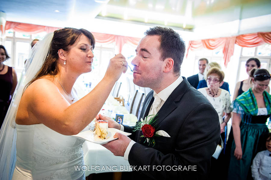Hochzeits-Fotograf Wessling, Braut füttert Bräutigam mit Kuchen
