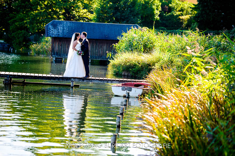 Fotograf München Hochzeit, Brautpaar Fotoshooting auf einem Steg am Wesslinger See