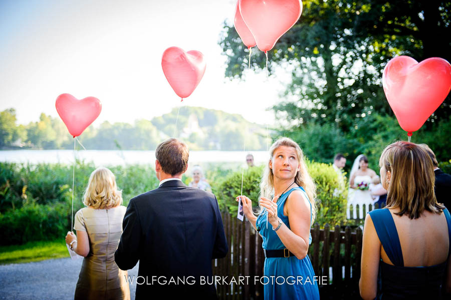 Hochzeit Fotograf München, Hochzeitsgäste mit roten Herzerl Luftballons