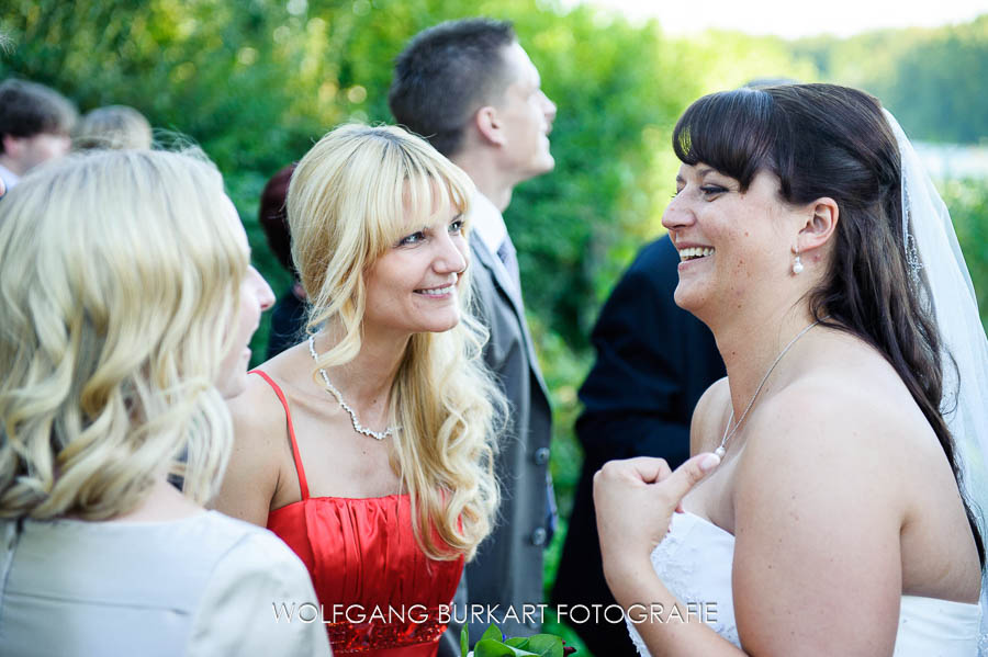 Hochzeit Fotograf München, lachende Braut mit Freundinnen