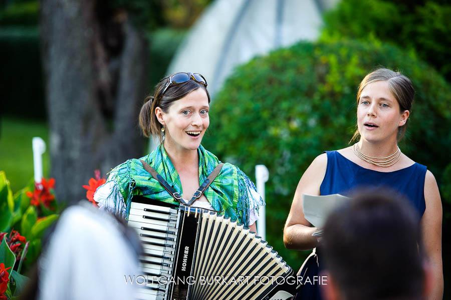Hochzeit Fotograf München, Musikerin mit Akkordeon und Sängerin