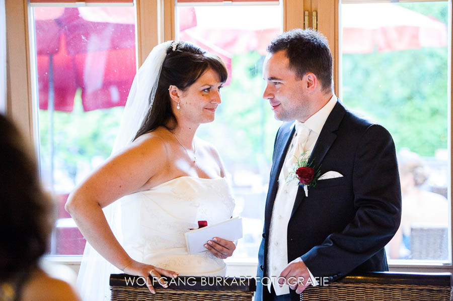 Hochzeit Fotograf Wesslinger See, Brautpaar bei der Feier