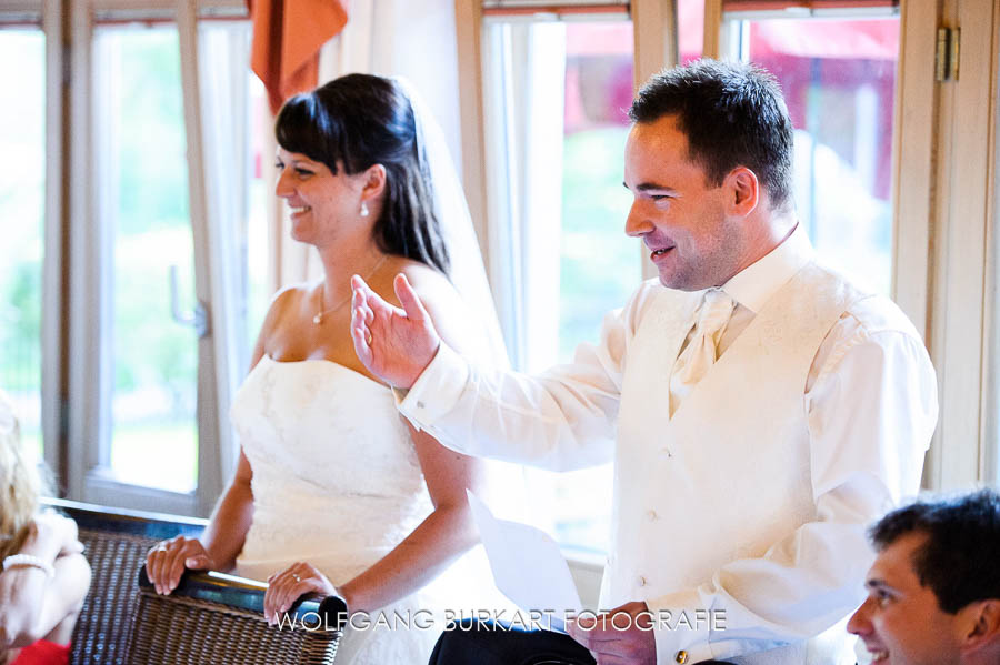 Hochzeit Fotograf München, Brautpaar begrüsst die Hochzeitsgäste