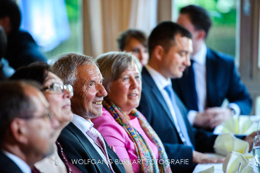 Hochzeit Fotograf München, Hochzeitsgäste im Festsaal
