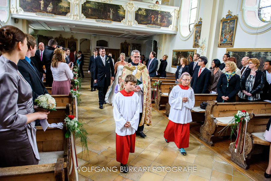 Hochzeitsfotograf aus München am Irschenberg, Einzug des Brautpaars in die Kirche
