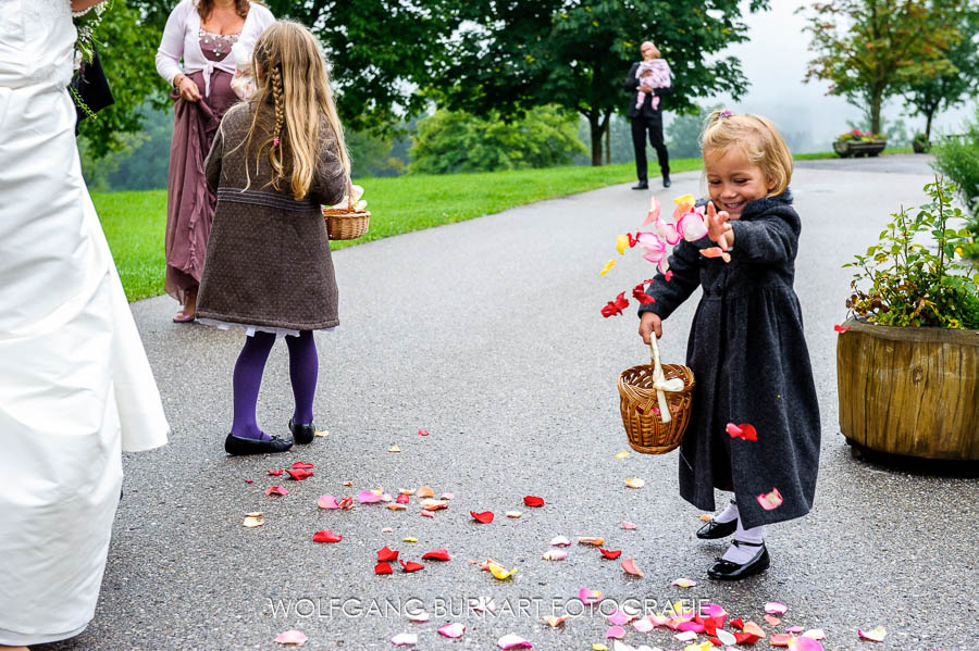 Hochzeits-Fotografie Rosenheim, Blumenkind streut Blätter