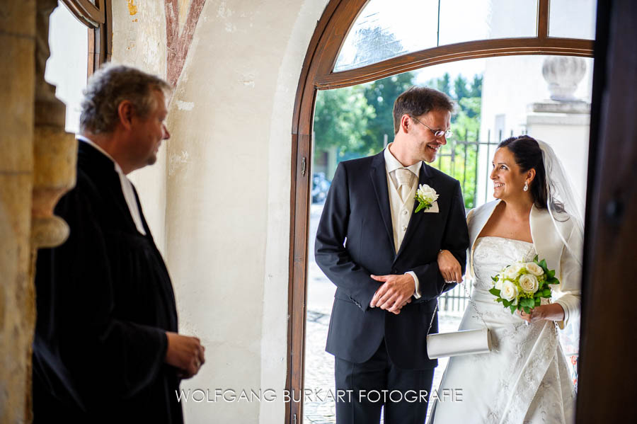 Hochzeit Fotograf München, Hochzeitsreportage Einzug des Brautpaars in die Kirche