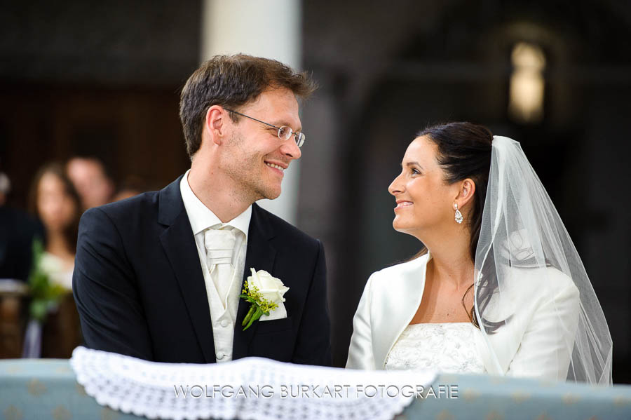 Hochzeit Fotograf Aufkirchen, Brautpaar während der kirchlichen Trauung