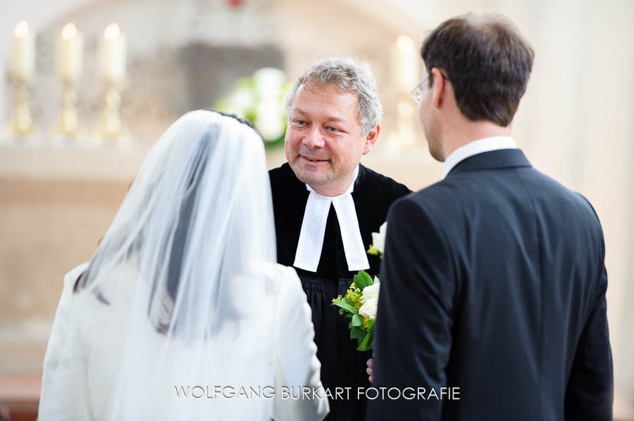 Hochzeit Fotograf Starnberg, Brautpaar und Pfarrer