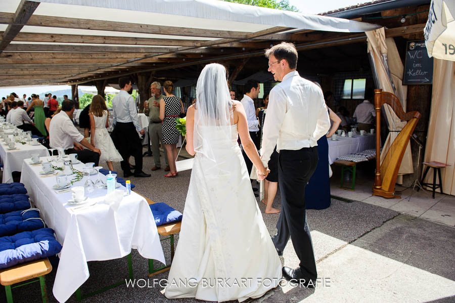 Hochzeit Fotograf München, Braut und Bräutigam kommen an