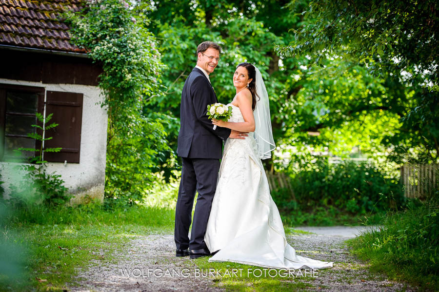 Hochzeitsfotograf München, Brautpaarfoto auf dem Bauernhof