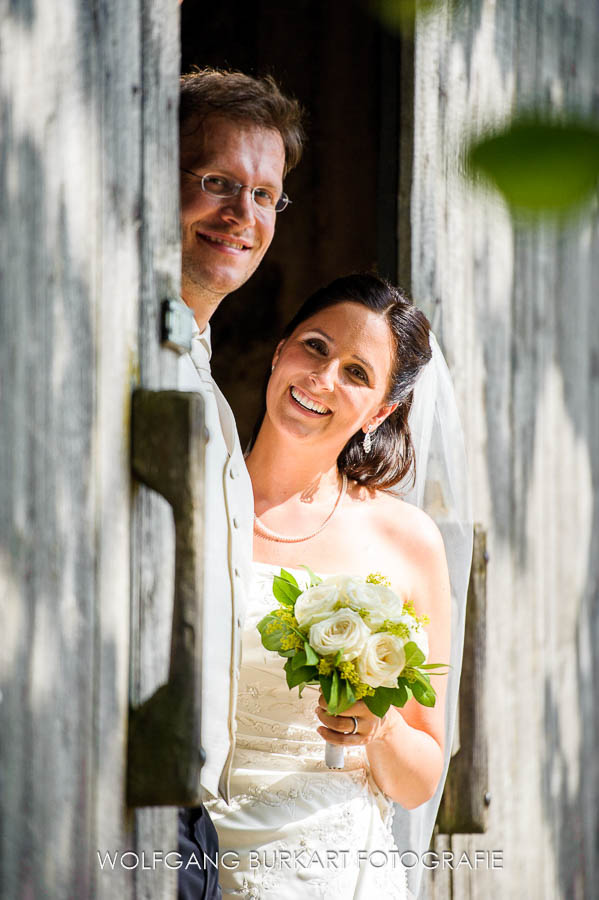Hochzeitsfotograf München, Brautpaarbilder an der Scheune