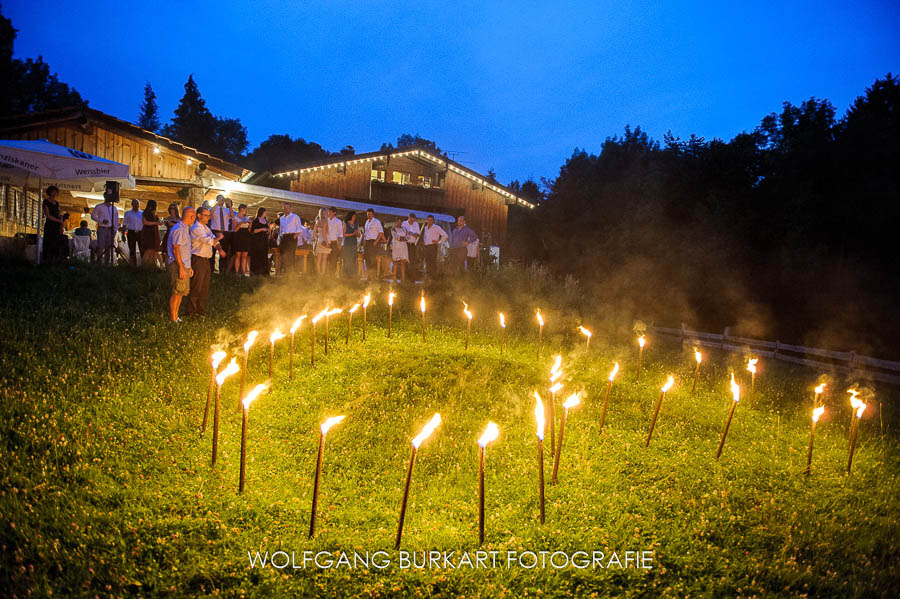 guter Hochzeitsfotograf München, Herz aus Fackeln vor der Sprengenöder Alm
