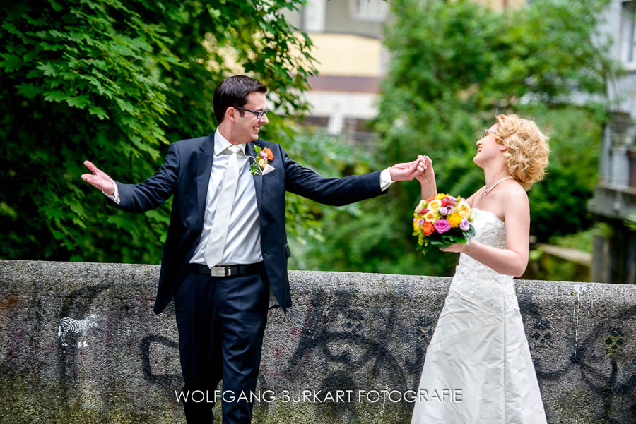Hochzeitsfotograf München, lustiges Hochzeitsfoto in Schwabing
