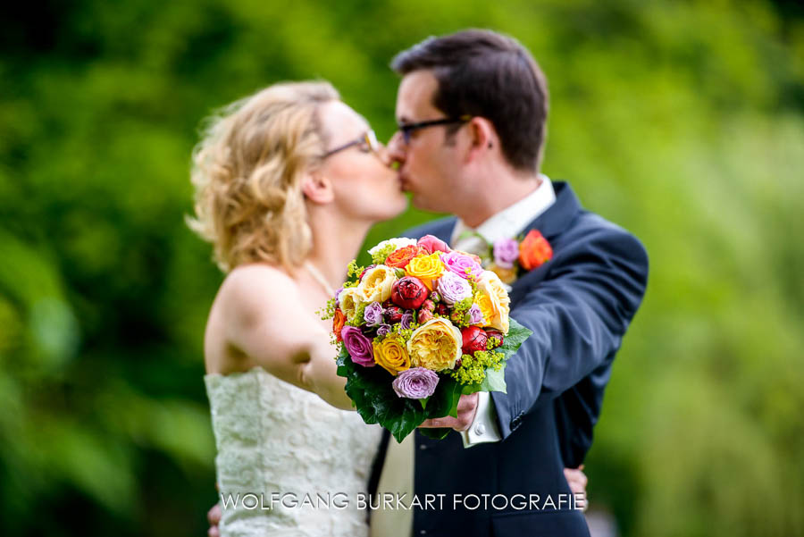 Hochzeitsfotograf München, Hochzeitsportrait mit Brautstrauss