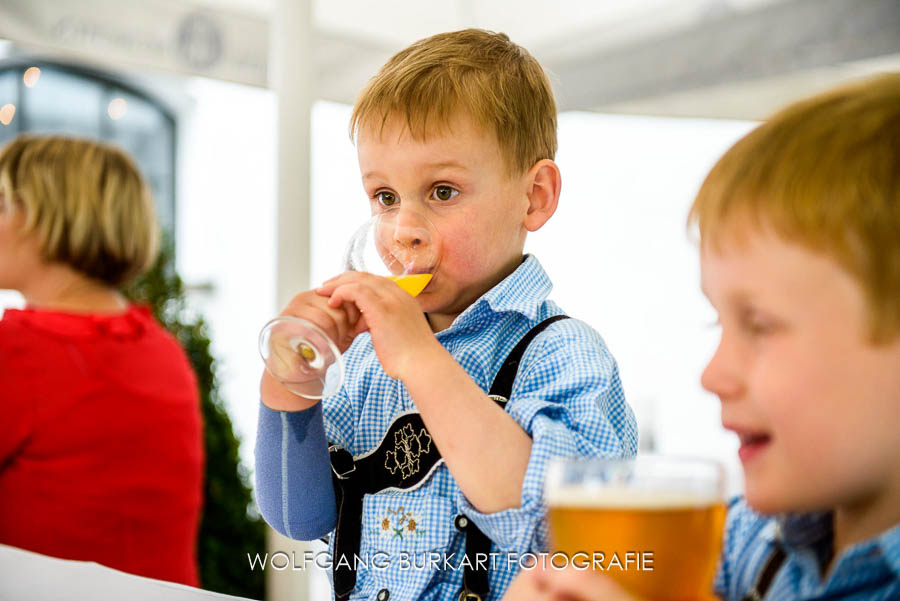 Hochzeit Fotograf München, kleine Gäste mit Orangensaft