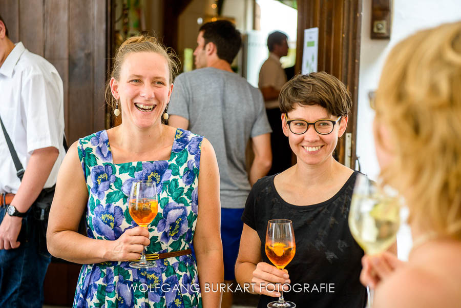 Hochzeitsfotograf München, Hochzeitsgäste mit Aperol Sprizz