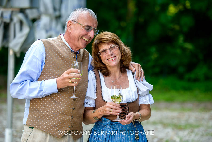 Hochzeitsfotograf München, Hochzeitsgäste mit Hugos beim Empfang