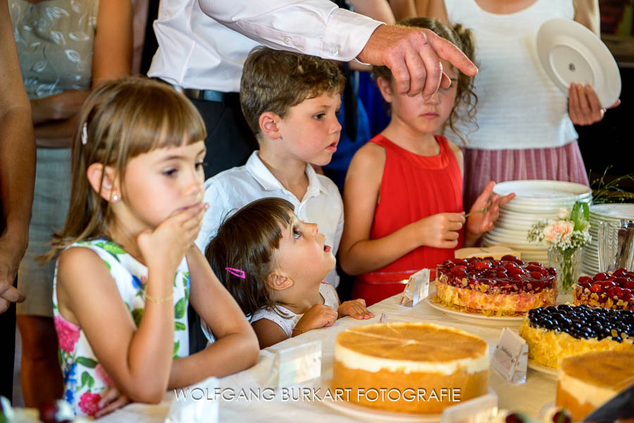 Hochzeits-Fotografie Tegernsee, Kinder am Kuchenbuffet