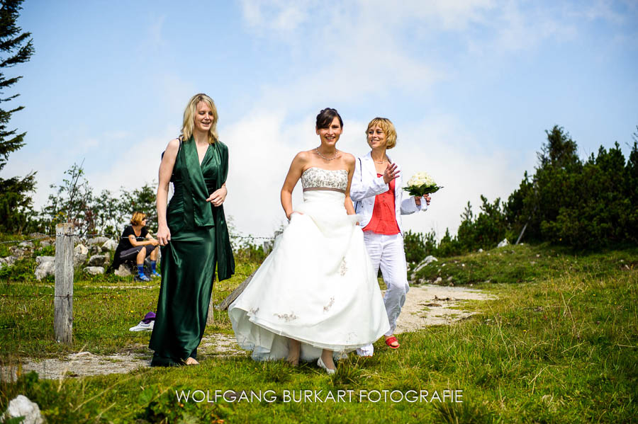 Hochzeit Fotograf Chiemsee, Ankunft der Braut auf dem Berg