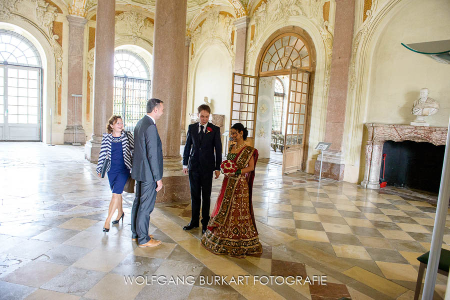 Hochzeitsfotograf München, Brautpaar und Standesbeamter nach der Trauung