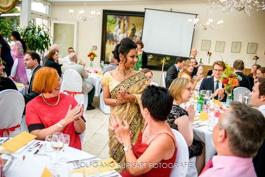 Hochzeitsfotograf Starnberg, Braut mit Hochzeitsgesellschaft bei der Hochzeits-Feier
