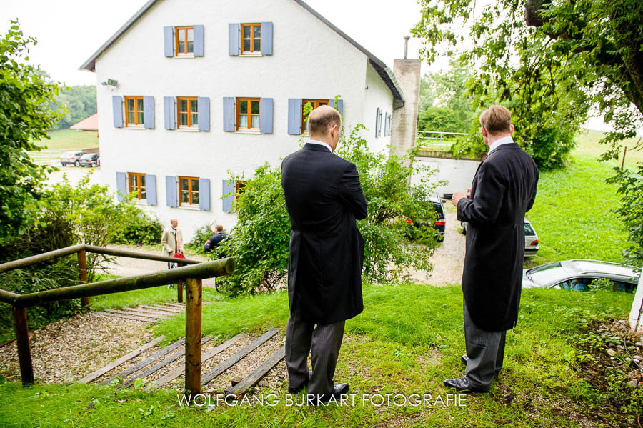 Hochzeitsfoto München, Bräutigam und Trauzeuge vor der Kapelle