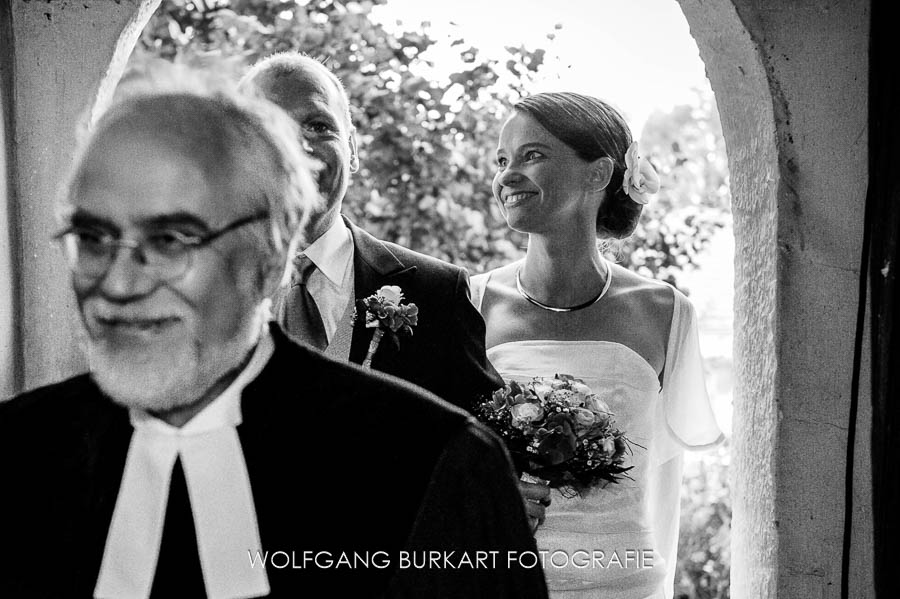 Hochzeit Foto-Reportage Freising, Einzug des Brautpaars in die Kirche zur Trauung