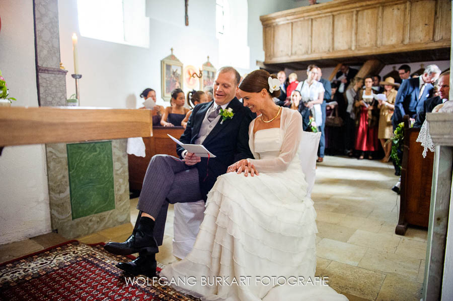 Hochzeit Foto-Reportage Freising, Brautpaar freut sich bei einer Trauung
