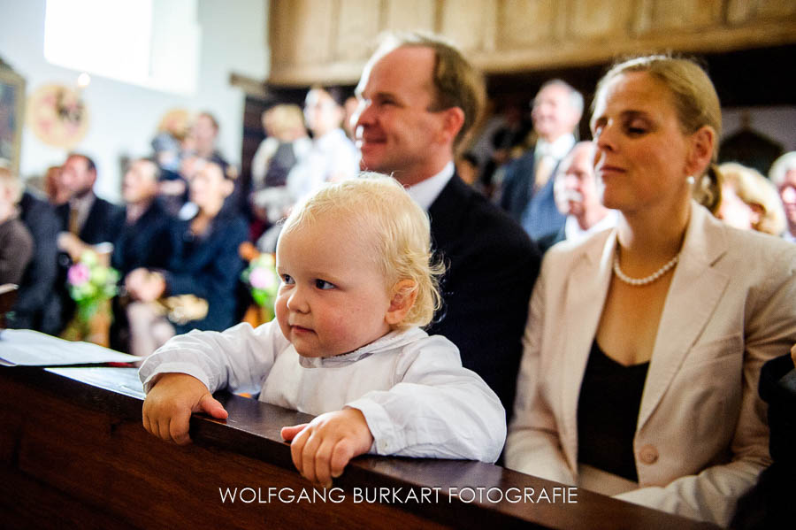 Hochzeit Foto-Reportage München, kleines Kind bei der kirchlichen Trauung