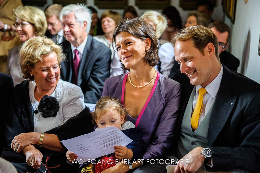 Hochzeit Foto-Reportage Freising, lachende Hochzeitsgäste bei der kirchlichen Trauung