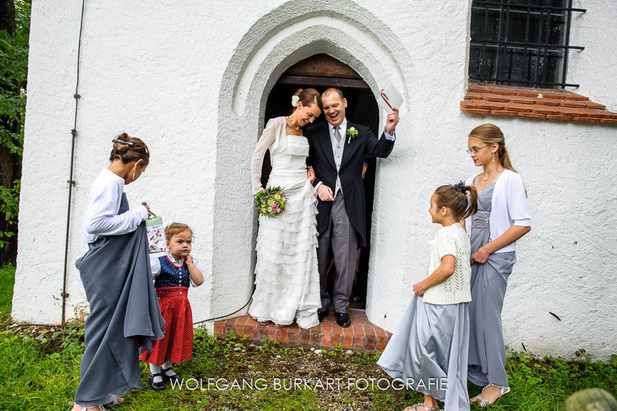 Hochzeits-Fotograf Bayern, Auszug des Brautpaars aus der Kirche