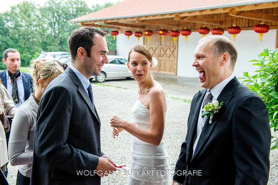 Hochzeitsfotograf Eching, Hochzeitsgesellschaft gratuliert dem Brautpaar