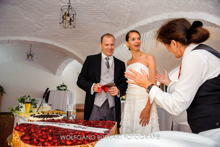 Hochzeitsfotograf Allershausen, Brautpaar und Hochzeitstorte