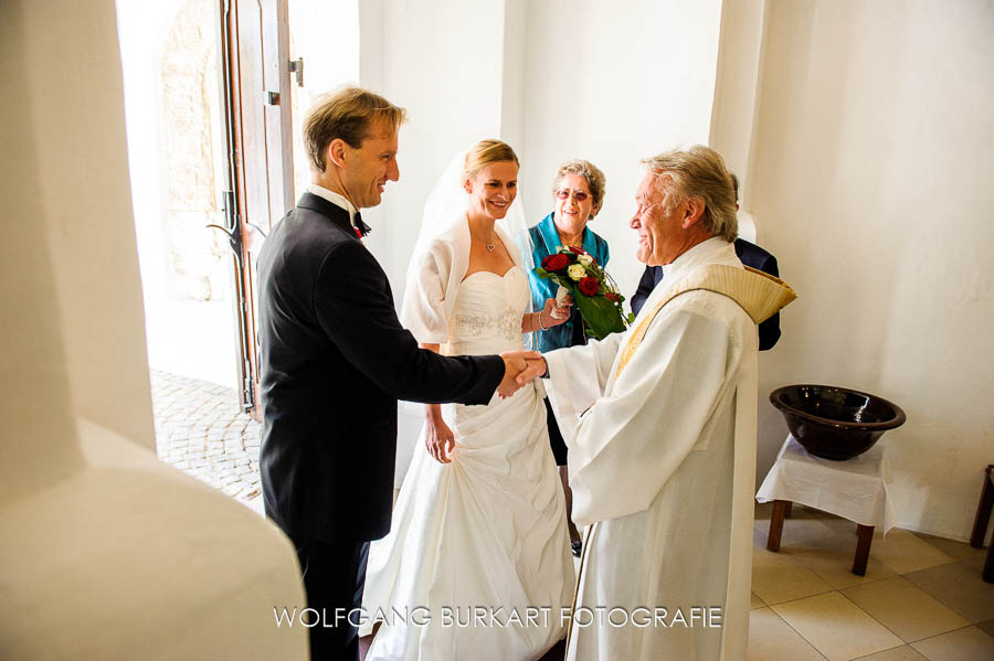 Hochzeitsfotograf Kirchheim bei München, Begrüssung des Brautpaars zur kirchlichen Trauung