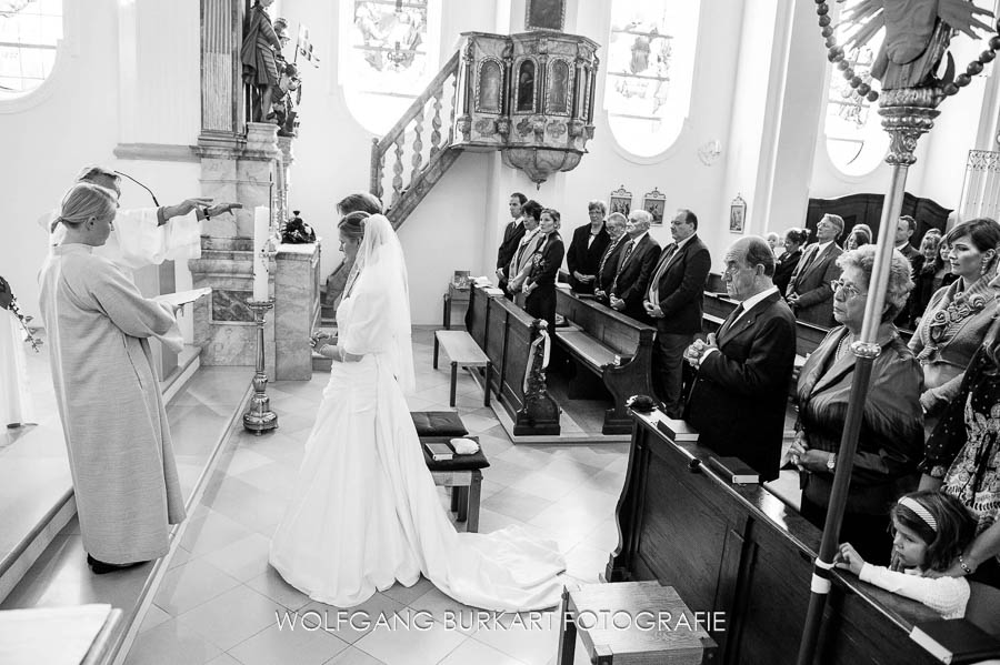 Fotograf Kirchheim bei München Hochzeit, Segnung des Brautpaars während der kirchlichen Trauung