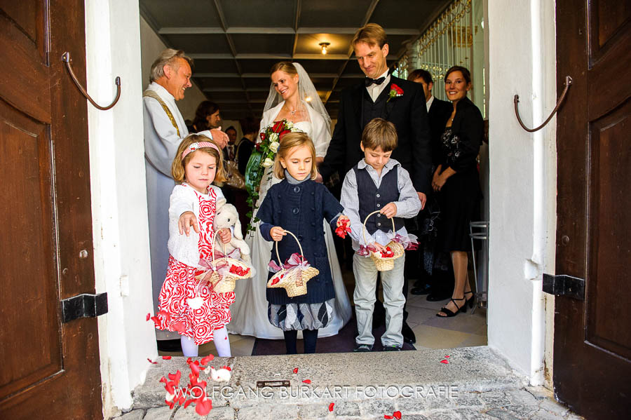 Fotograf Kirchheim bei München Hochzeit, Brautpaar und Blumenkinder