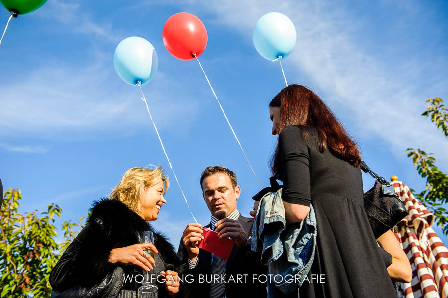 Hochzeitsreportage Fasanengarten bei München, Gäste mit Luftballons