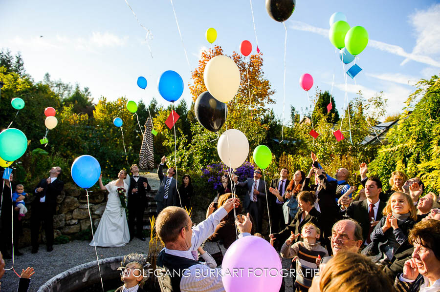 Hochzeitsreportage Unterhaching bei München, Luftballons steigen lassen in der alten Gärtnerei Taufkirchen