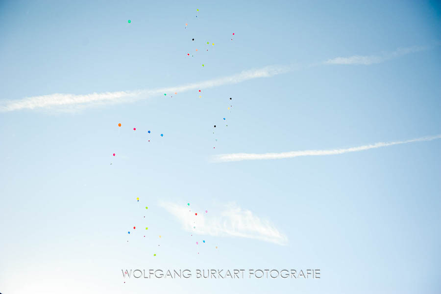 Hochzeitsreportage Oberhaching bei München, Luftballons am Himmel