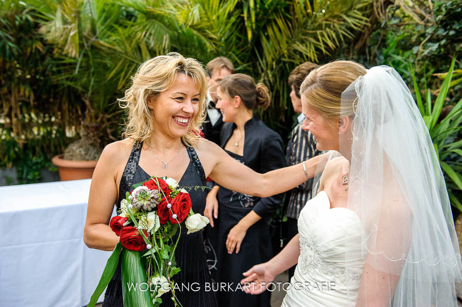 Hochzeit Fotograf Oberhaching, Braut mit Brautstrauss und Freundin