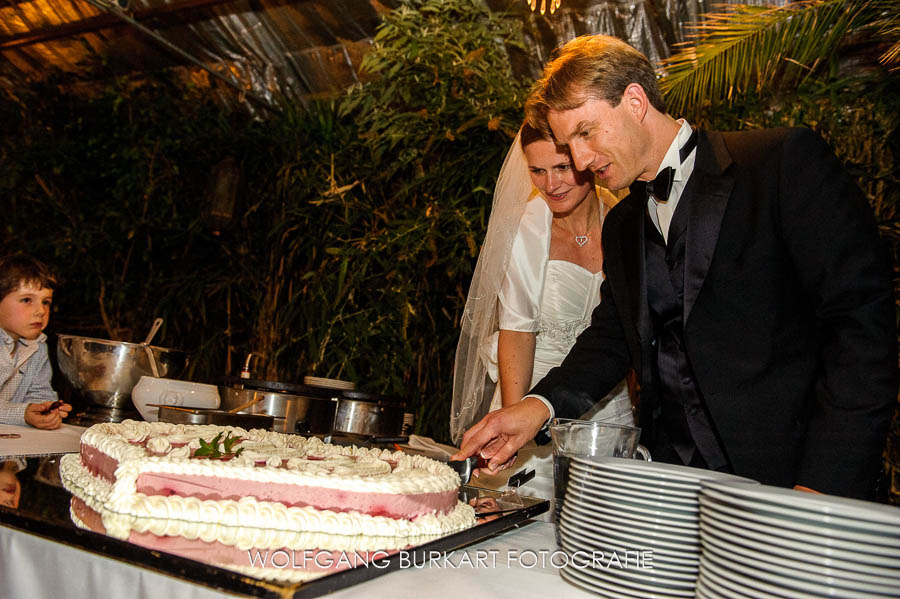 Hochzeitsfotograf München, Anschneiden der Hochzeitstorte in der Alten Gärtnerei in Taufkirchen