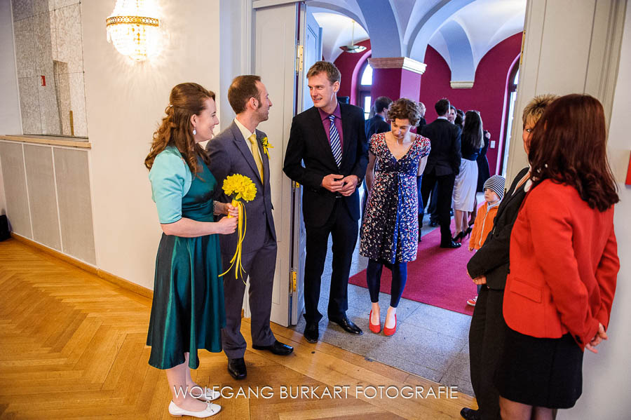 Hochzeit Fotograf Bayern, Hochzeitsfotografie vom Brautpaar mit Gästen