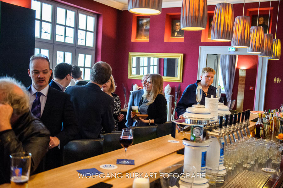 Fotograf Hochzeit München, an der Bar nach der Trauung im Kurhaus