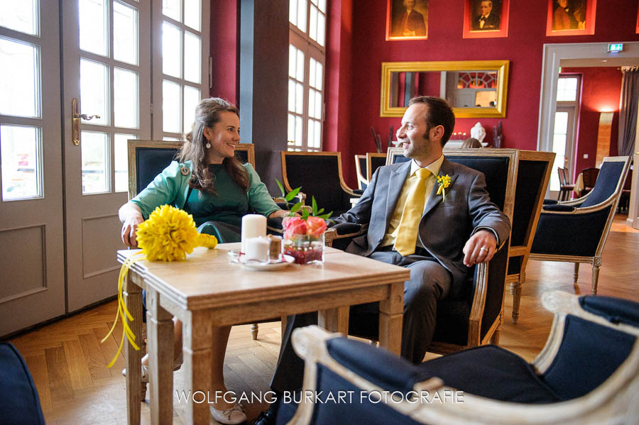 Fotograf Hochzeit Bad Tölz, Brautpaar sitzt im Kurhaus